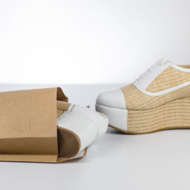 E-Commerce-Versandtasche mit Schuhen